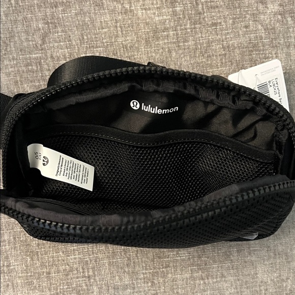 lululemon athletica Black Knit Mesh Belt Bag NEW - Picture 5 of 5